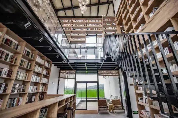 禾舍书屋民宿位于南朗街道崖口村,全景玻璃三层书屋,揽通透无边的自然