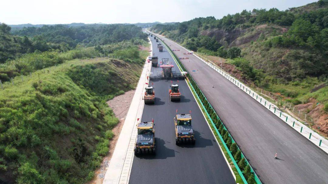 南湛高速顺利完成首段沥青混凝土上面层试验段摊铺_施工_项目_工程
