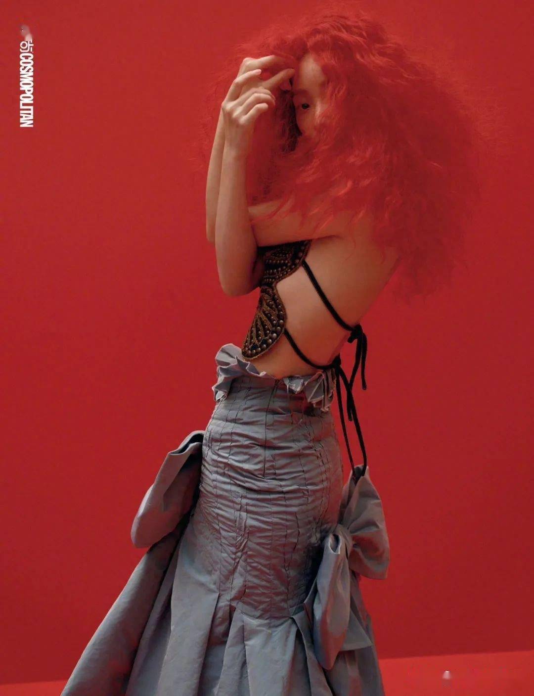 倪妮《时尚cosmo》银十封面大片,大胆挑战红发造型_金九_时装_刘颂