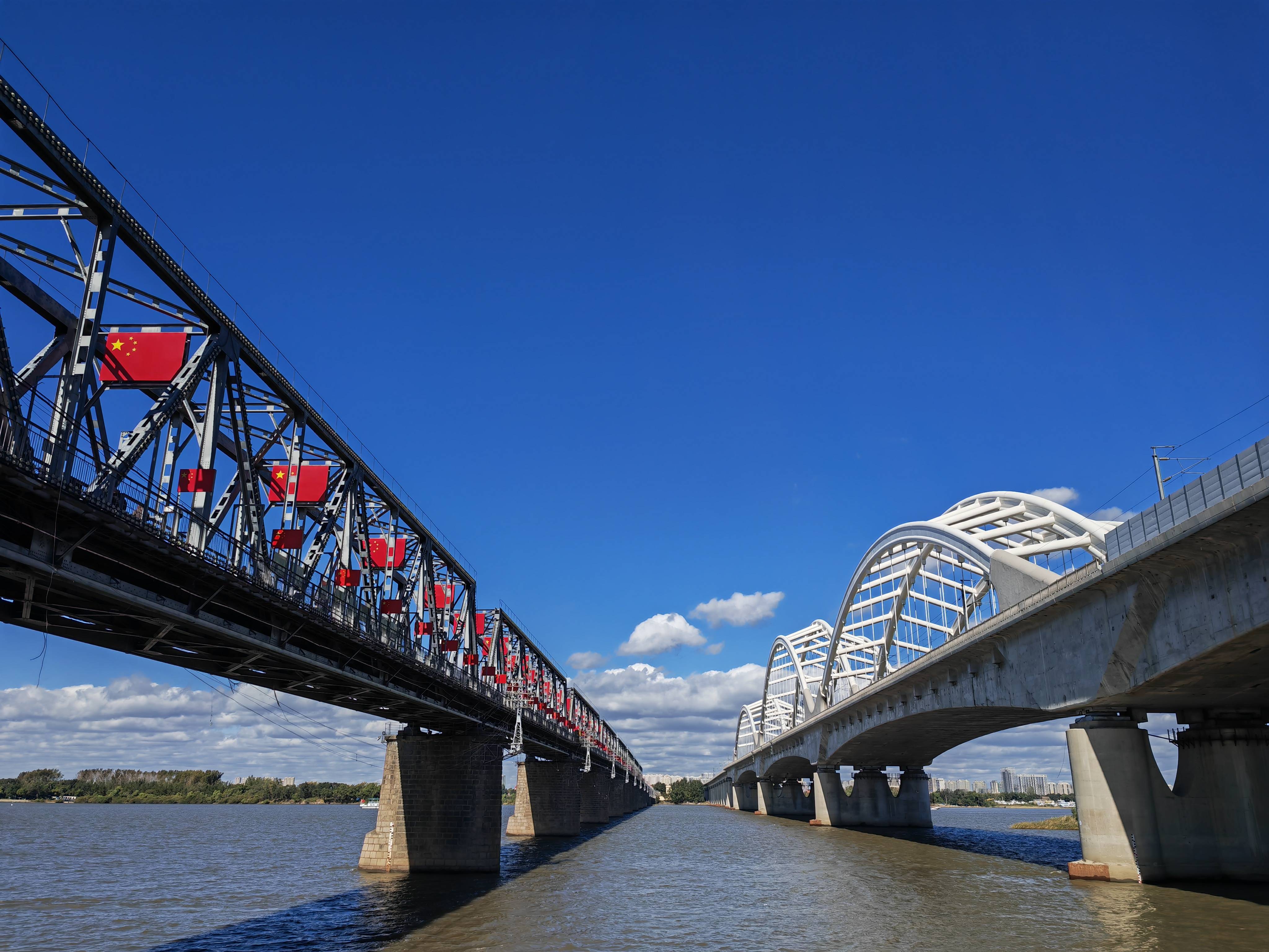 黑龙江哈尔滨:800面国旗扮靓百年铁路桥