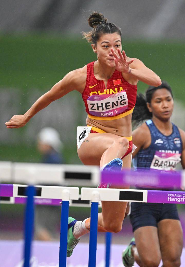 中国田径运动员郑妮娜力亮相亚运会女子七项全能比赛(组图)