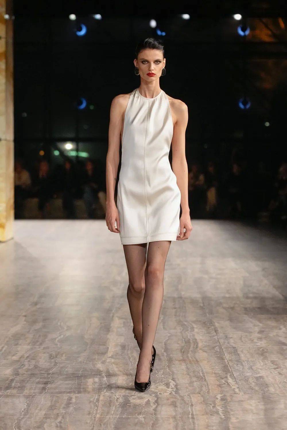 saint laurent让每个特立独行的女人都拥有了自己的盛装