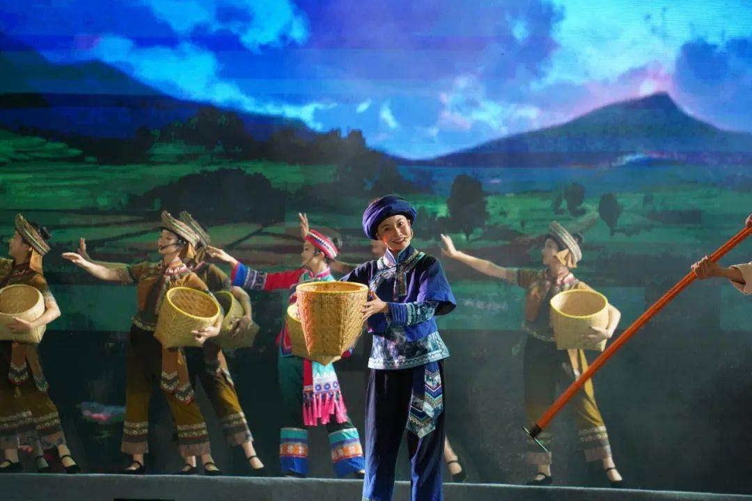 民族传统阿数瑟打歌图片