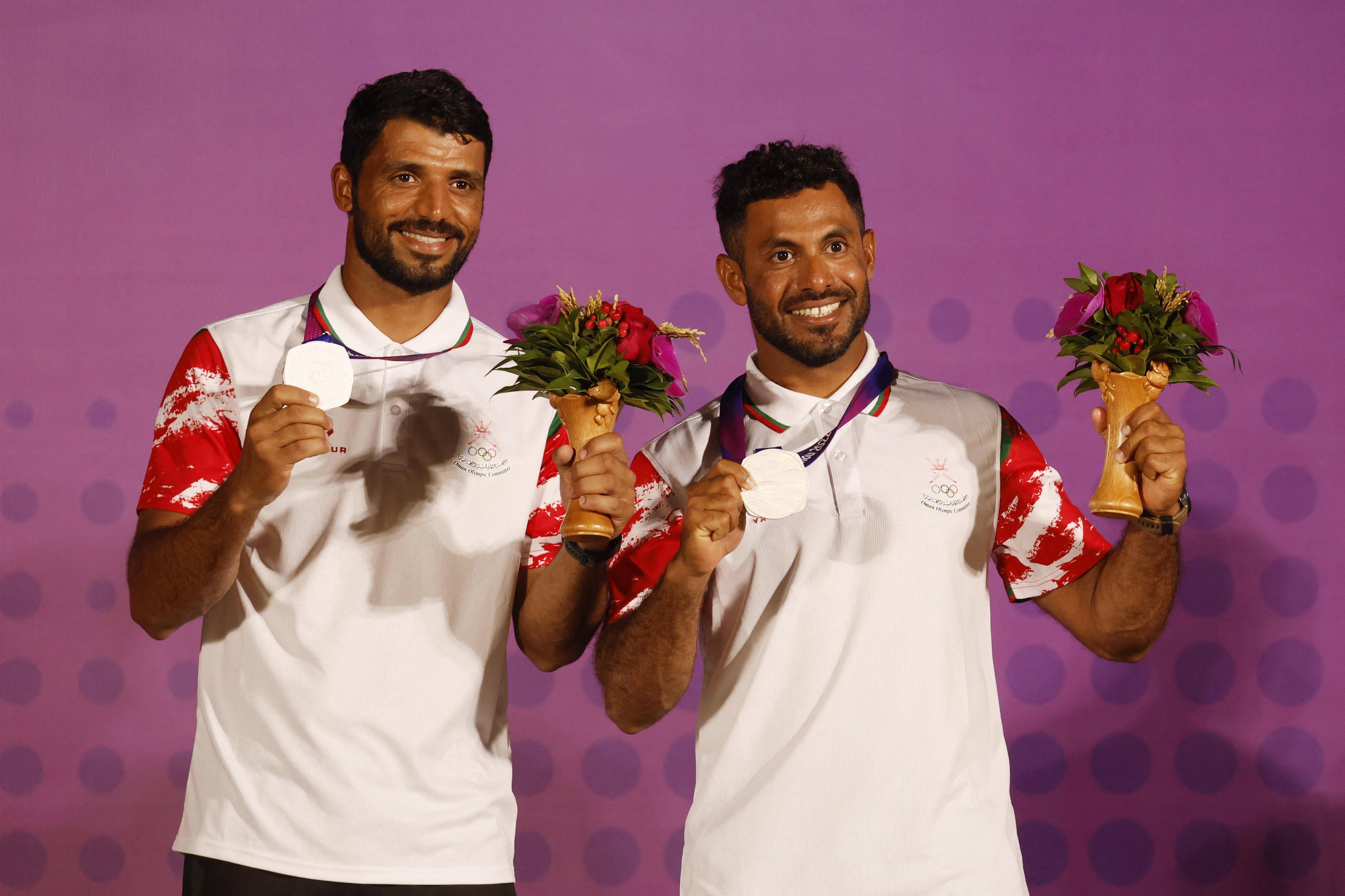 帆船选手穆萨卜·哈迪和瓦利德·肯迪结束亚运会的比赛后9月29日回国