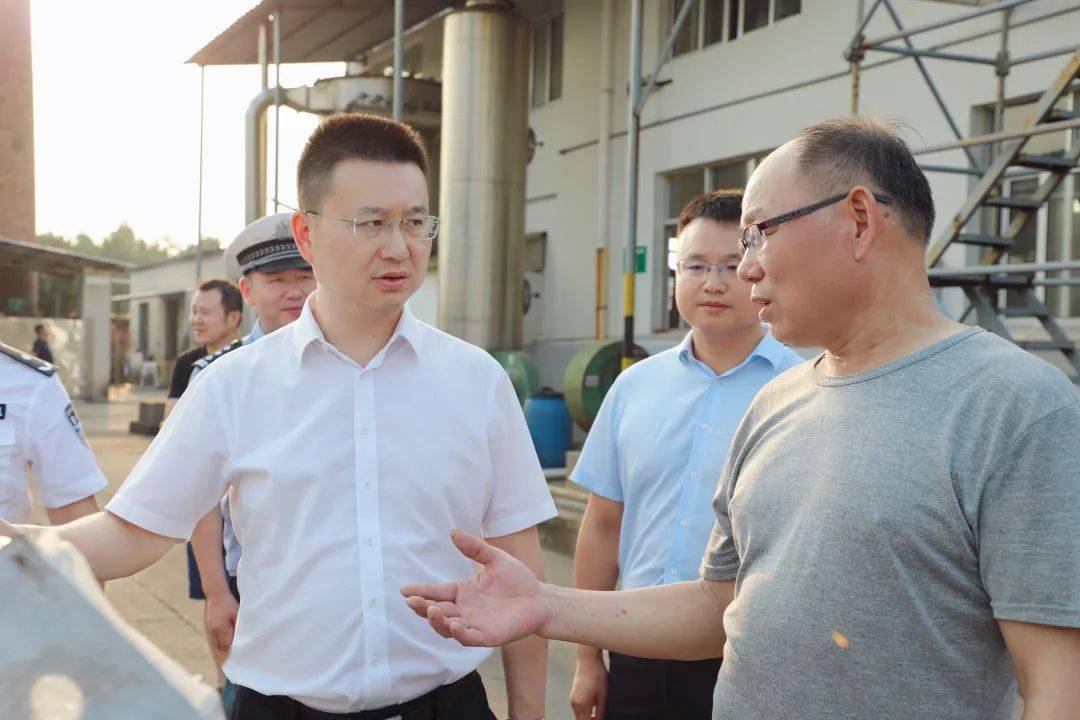 来到弋阳县中大化学有限责任公司,吴华与企业负责人面对面沟通交流