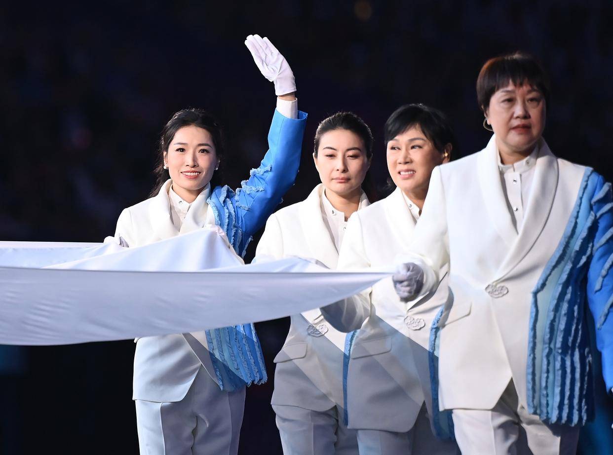 来百度app畅享高清图片9月23日,亚奥理事会会旗旗手罗雪娟(左一)在