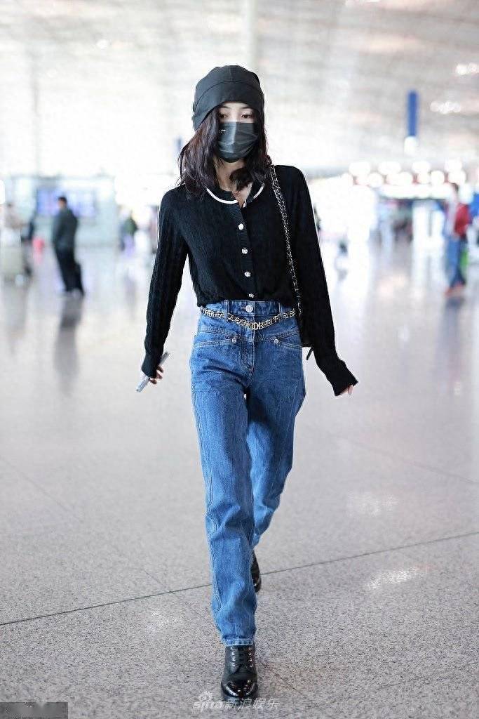 张子枫参加巴黎时装周,毛衫牛仔裤造型出镜,少女范十足_实力派_眼神