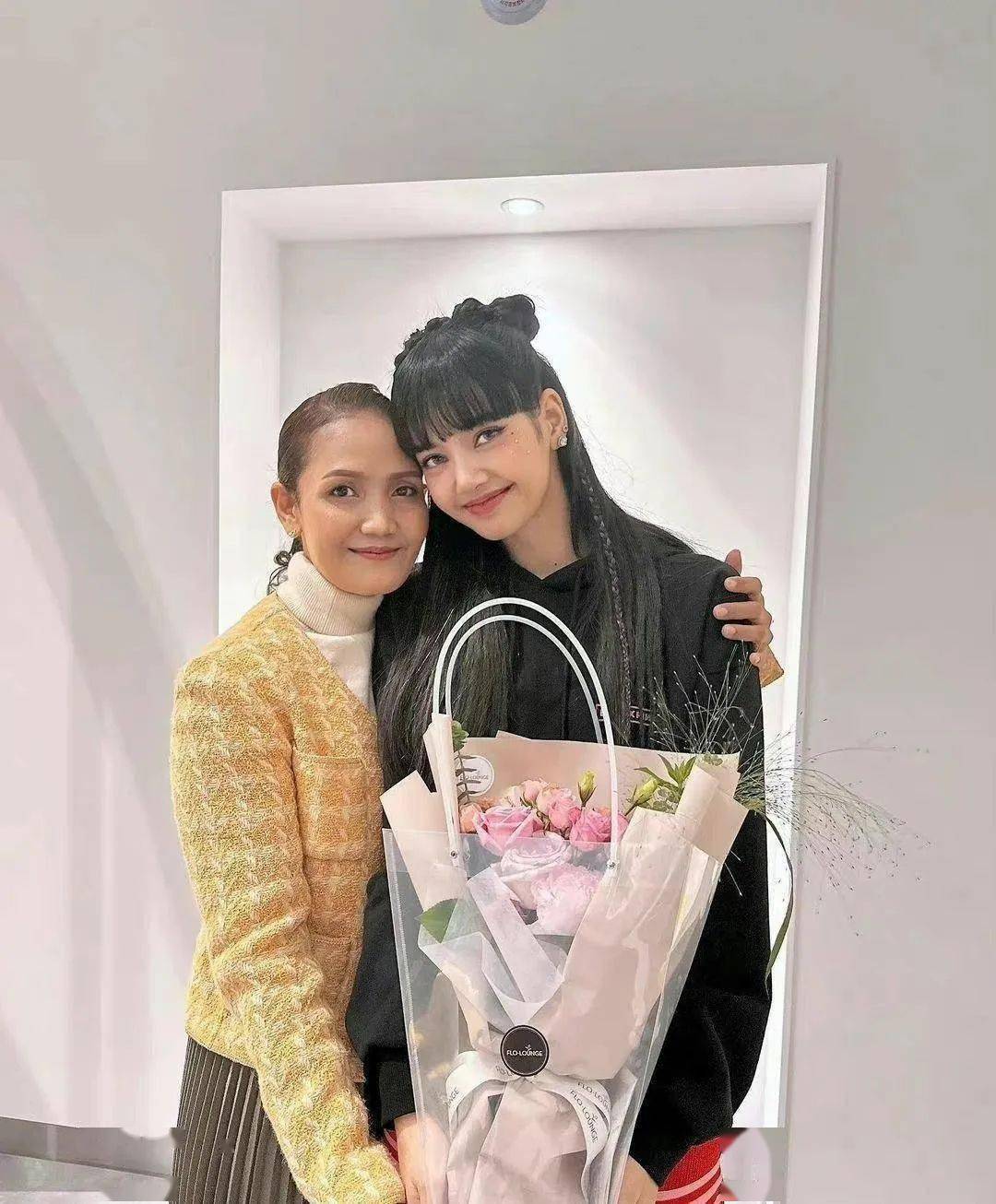 泰籍巨星lisa疯马秀后,其母表态:我以为会更性感!