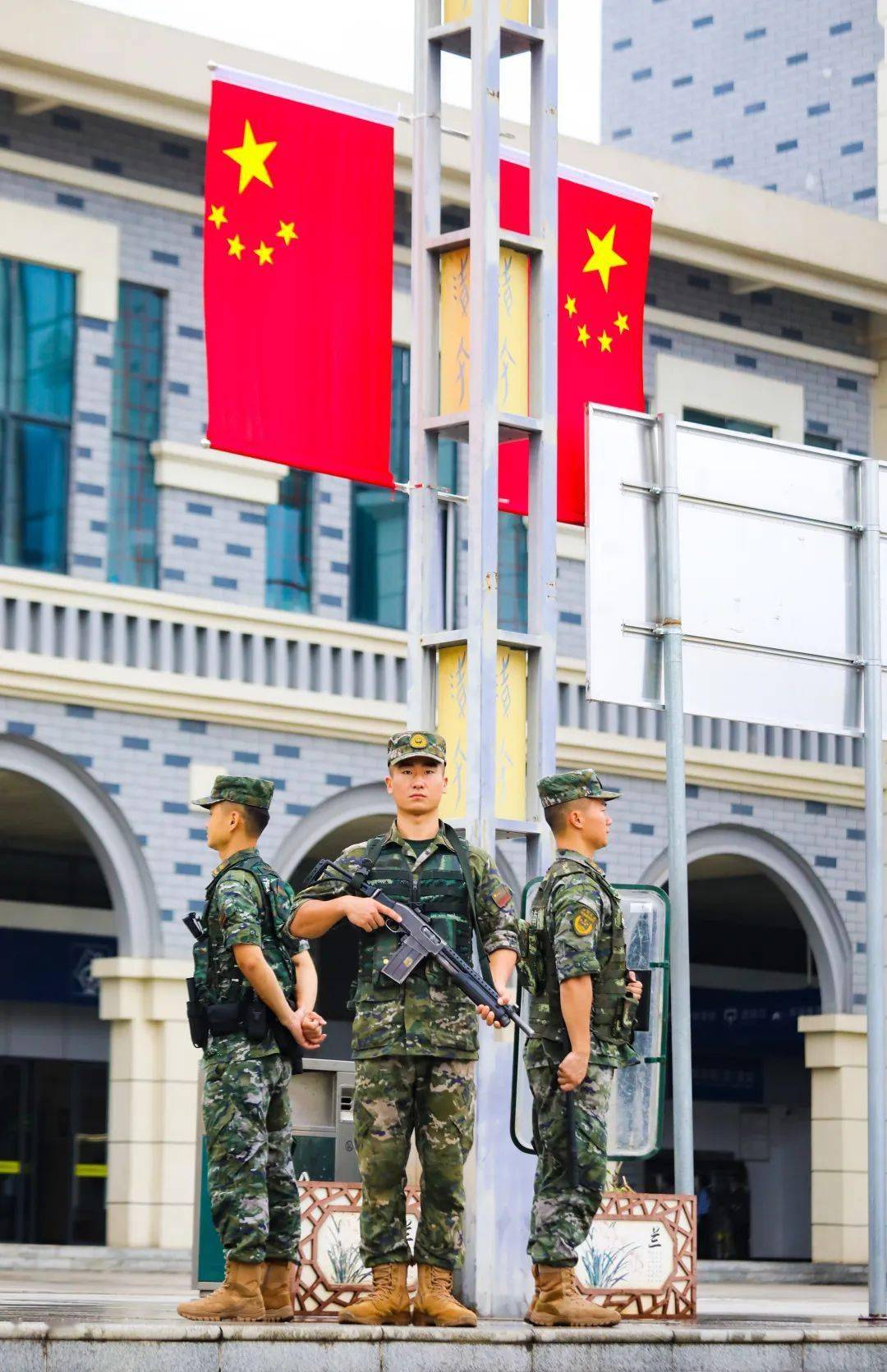 站岗放哨万家灯火团圆时用怎样的方式度过佳节看看他们在军营这个"第