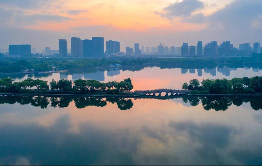 中秋佳节,若问大运河畔何处风景最佳,那必然是苏州赏月胜地之一的石湖