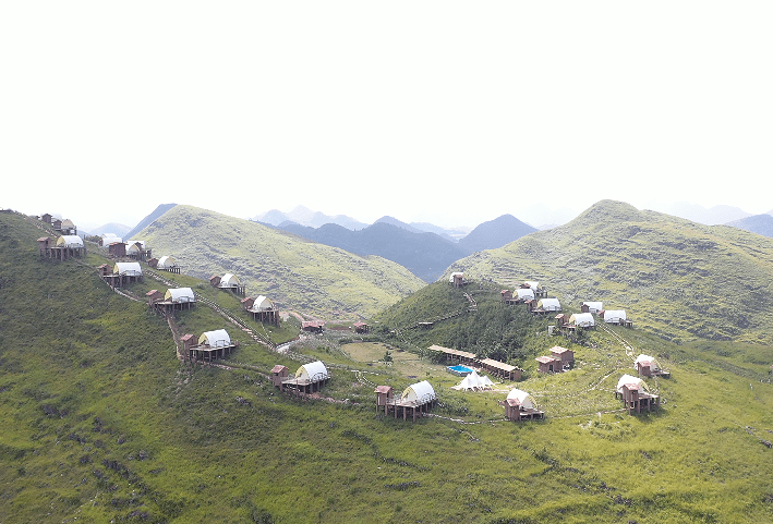 黄果树游山居露营基地：解锁旅游新玩法_游客_搭帐篷_大自然