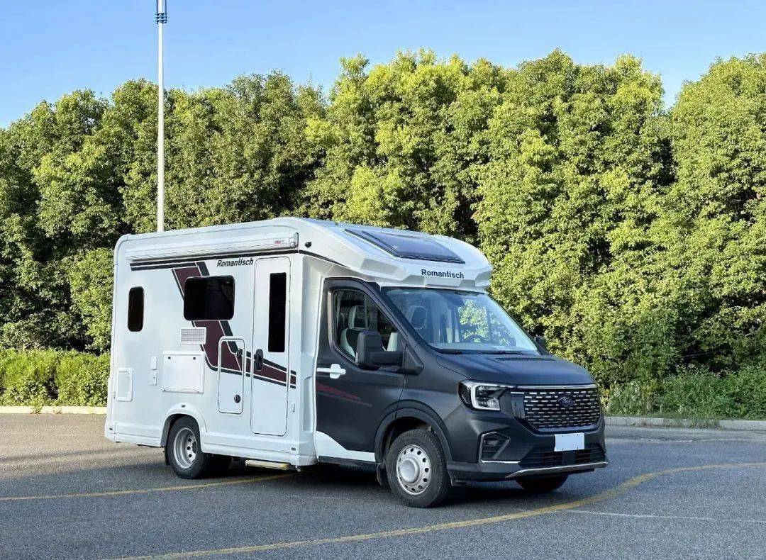 罗曼特斯t型海豚小额头房车 福特全顺t8底盘 双航空座椅布局 精致商旅