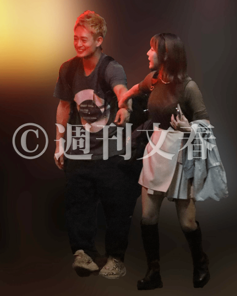 公司水生火热之际，又有杰尼斯爱豆被曝与知名性感女优热恋！居酒屋正大光明约会，举止亲昵……