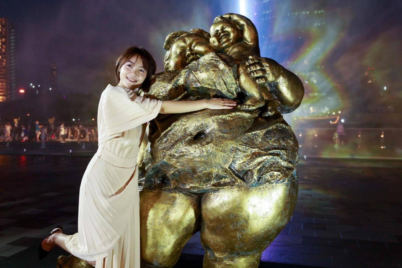 love in siam: sculptor xu hongfei exhibits "fat
