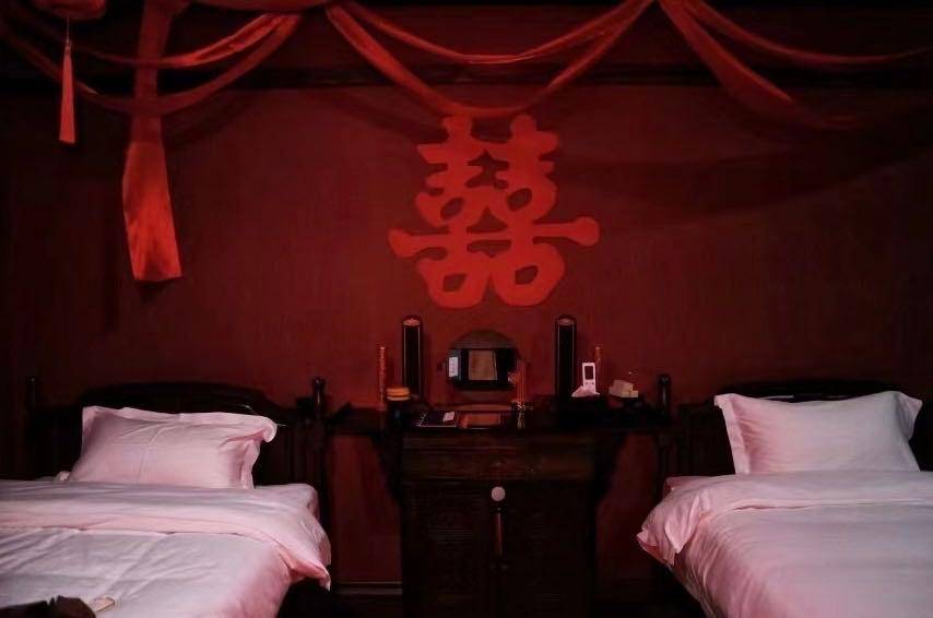女子称酒店房间内放花圈棺材骨灰盒,酒店:恐怖主题房,大多数体验者会