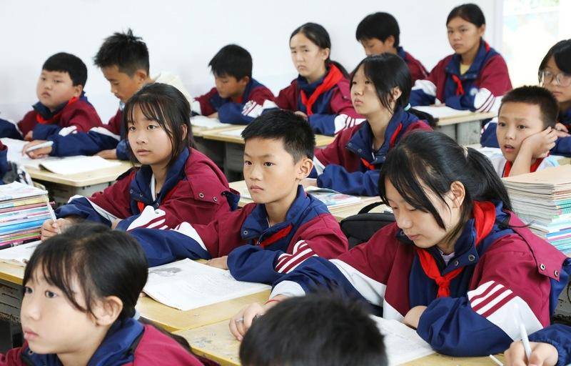 "桐梓县官仓镇官仓中学学生黄琼芳高兴地说.