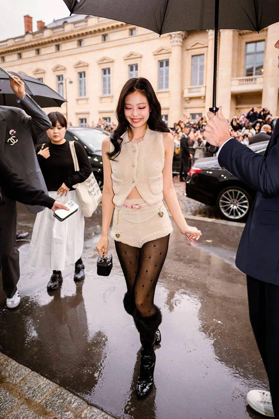 人间香奈儿营业!jennie 长腿配黑丝!巴黎世家瞬间不香了!