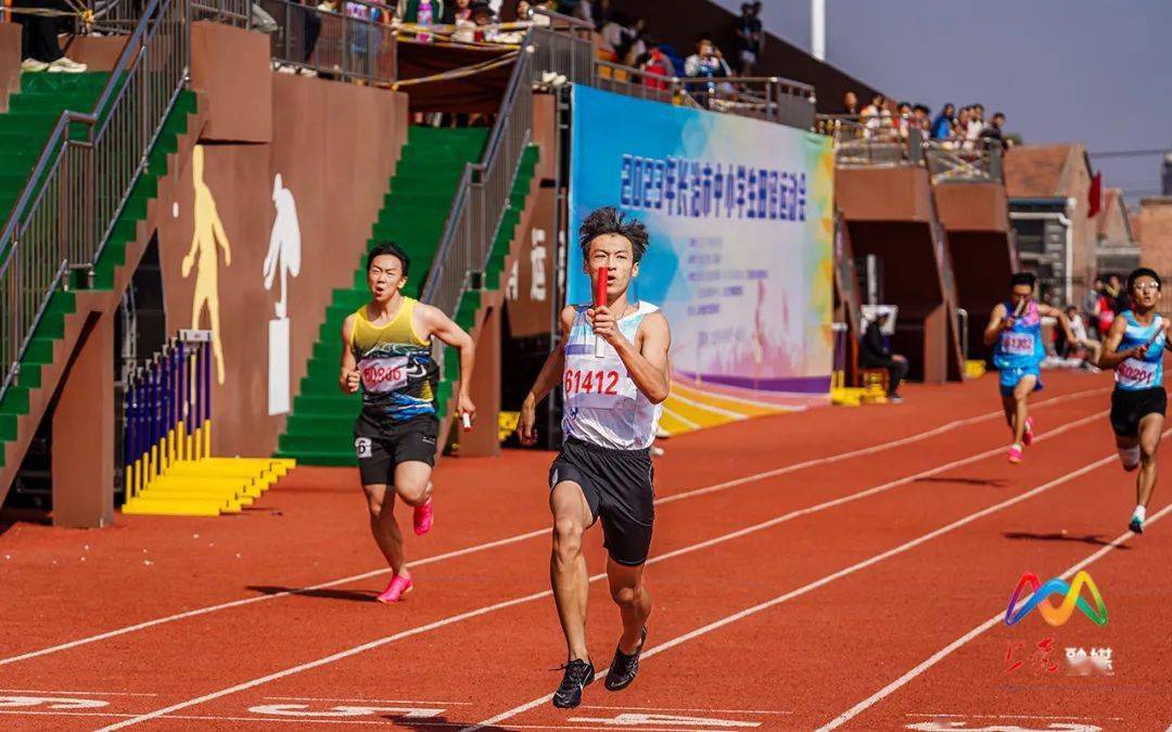 为荣誉而战,为集体而战运动员们一声发令枪响传递友谊,象征团结小小