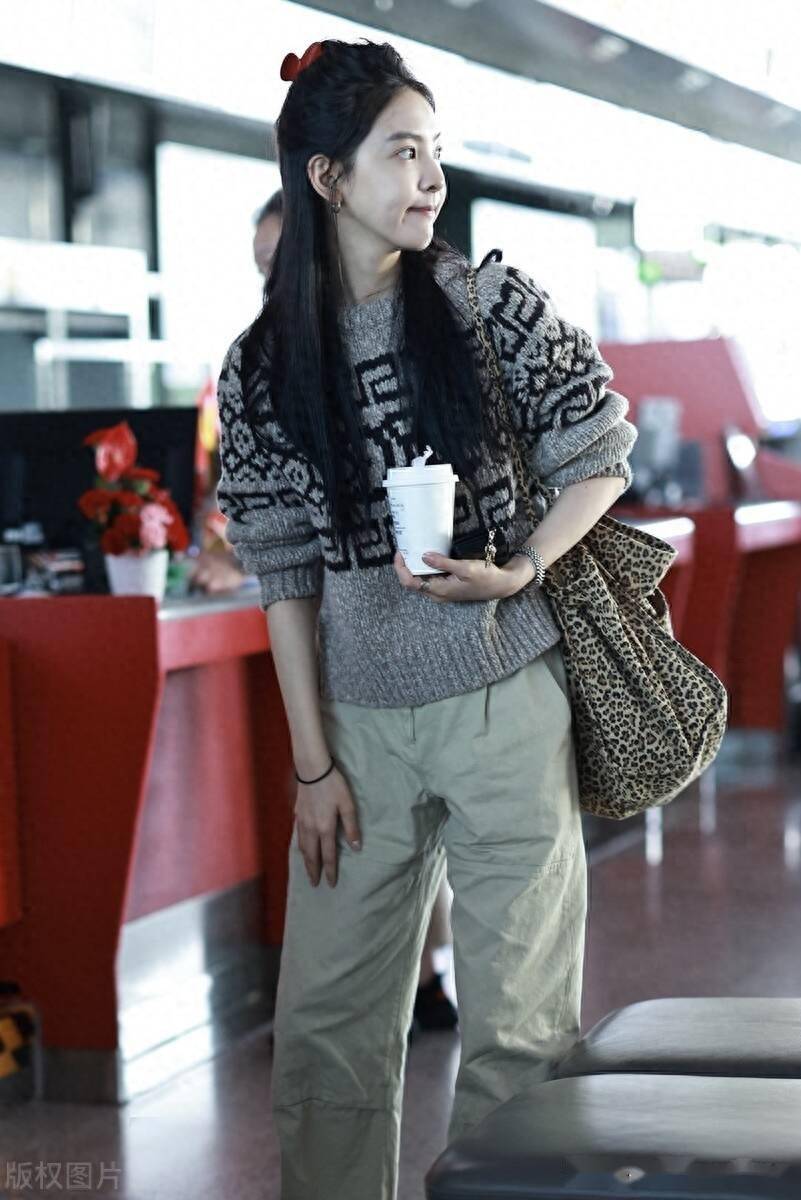 2023年10月10日,北京,章若楠现身机场.身着毛衣甜美清新.