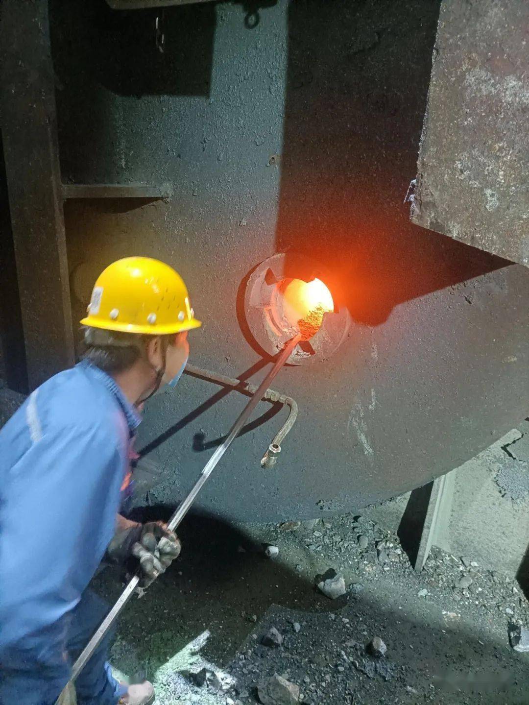 热修钢包更换透气砖保钢水成分均匀钢包滤渣防止液渣回流年可节约108