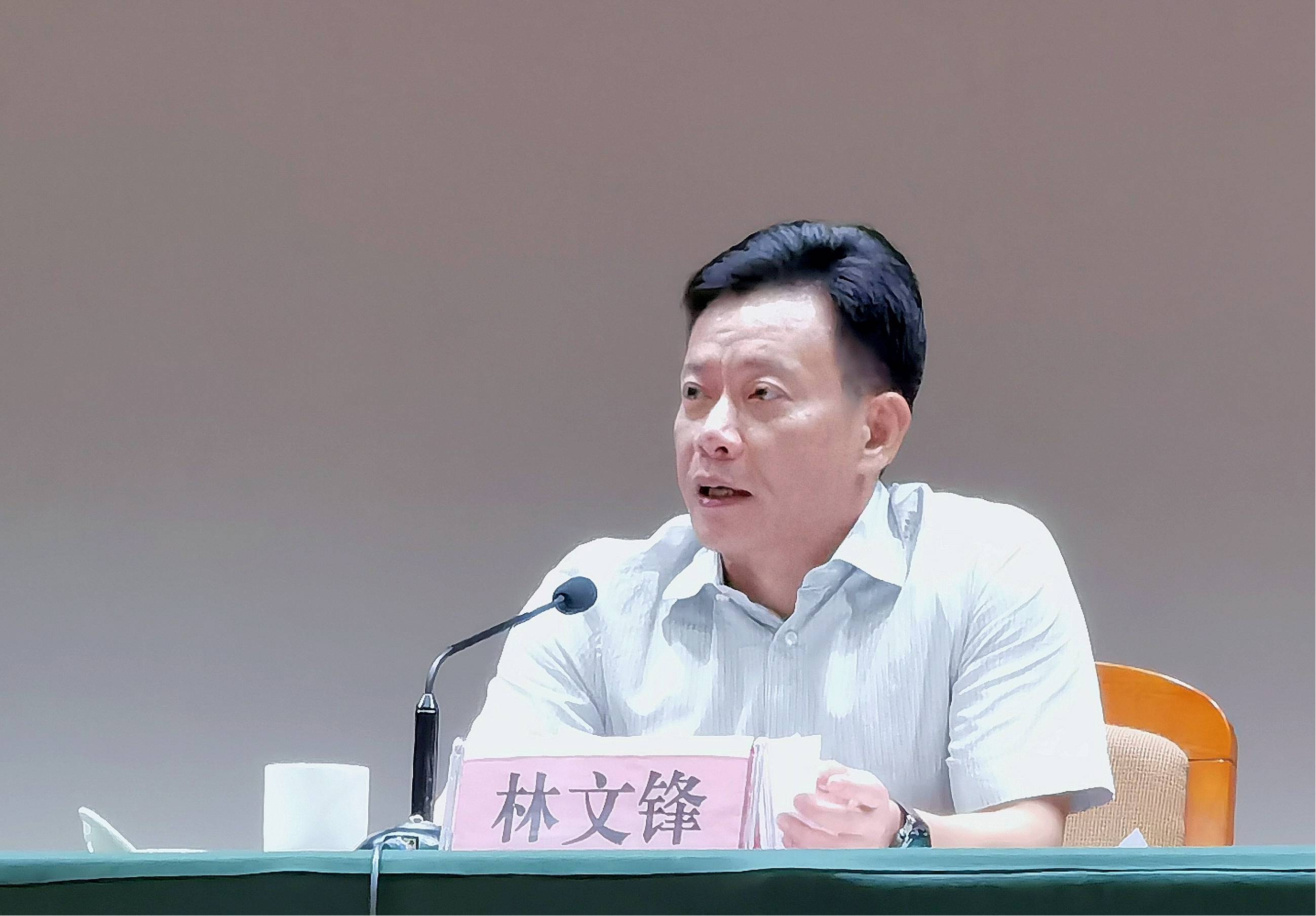 重庆市政府原副市长、市公安局原局长邓恢林受贿案一审开庭