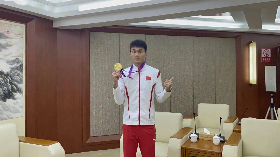 亚运冠军严海滨载誉归来!_梧州_进行_广播