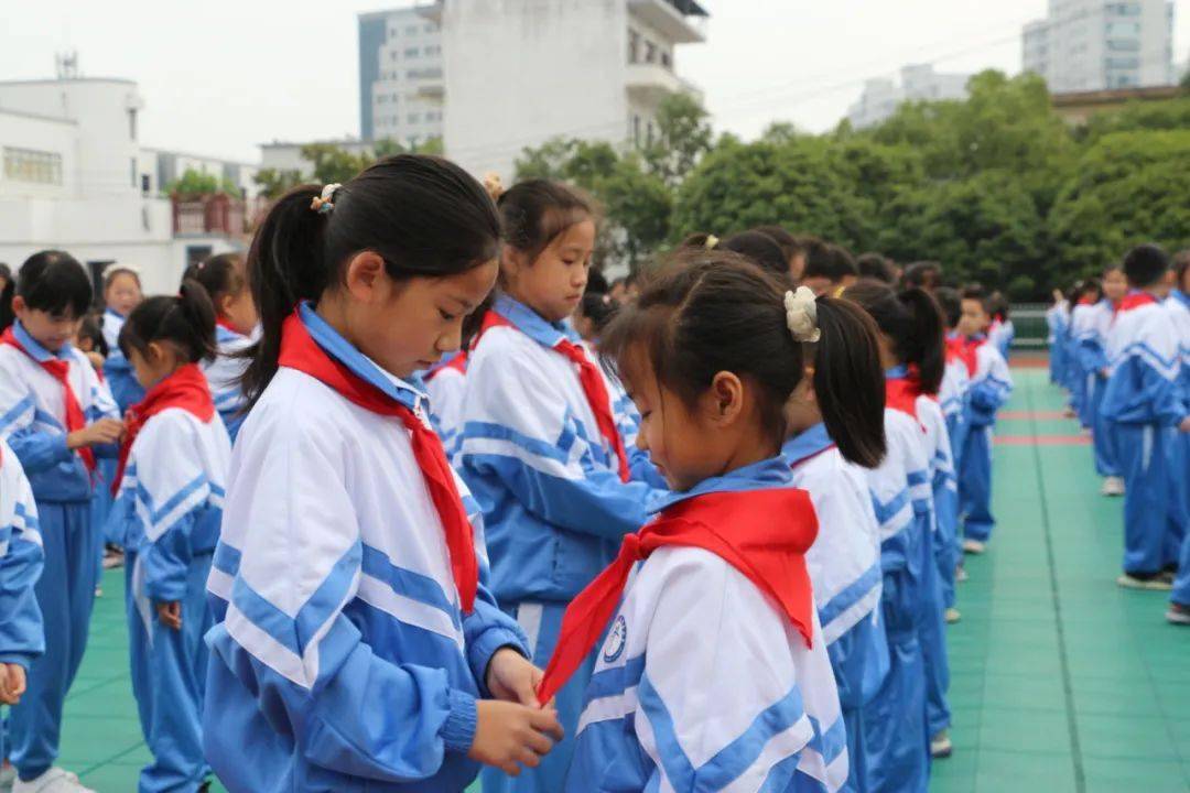 【少先队活动】歙县新安小学:用入队仪式迎接建队日_红领巾_少先队员