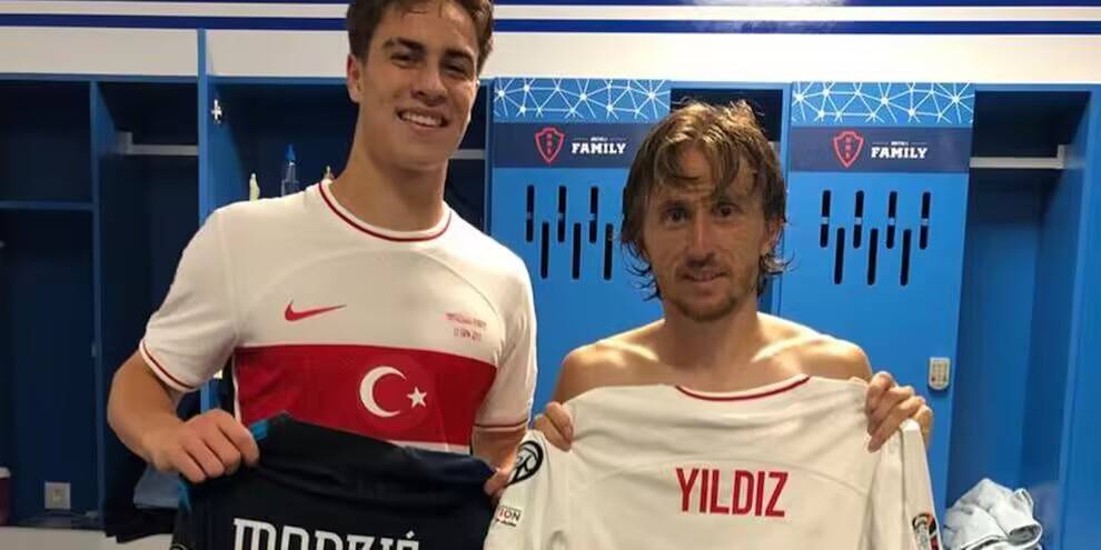 尤文18岁小将伊尔迪兹上演土耳其国家队首秀，和莫德里奇交换球衣_克罗地亚_足球_照片