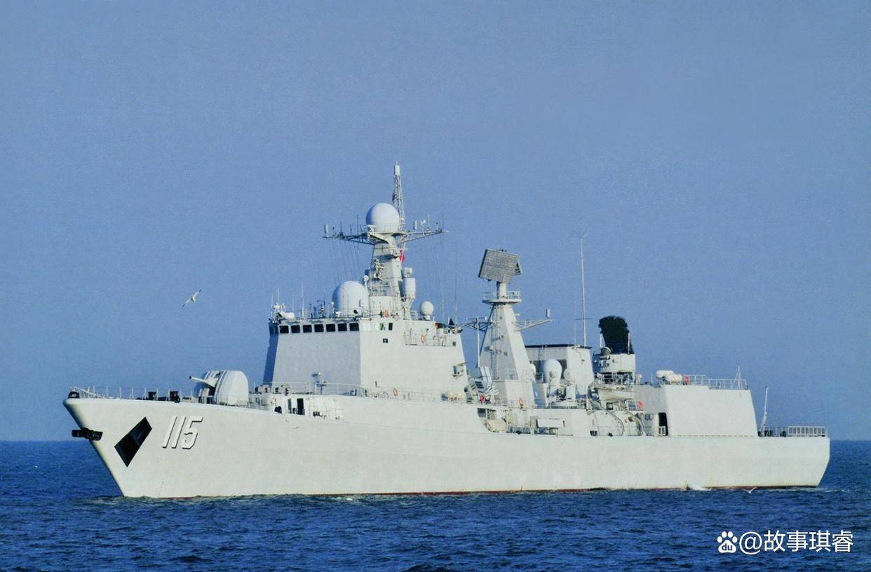 051c驱逐舰:整整7100吨的排水量,却没有安装固定直升机机库_中国海军