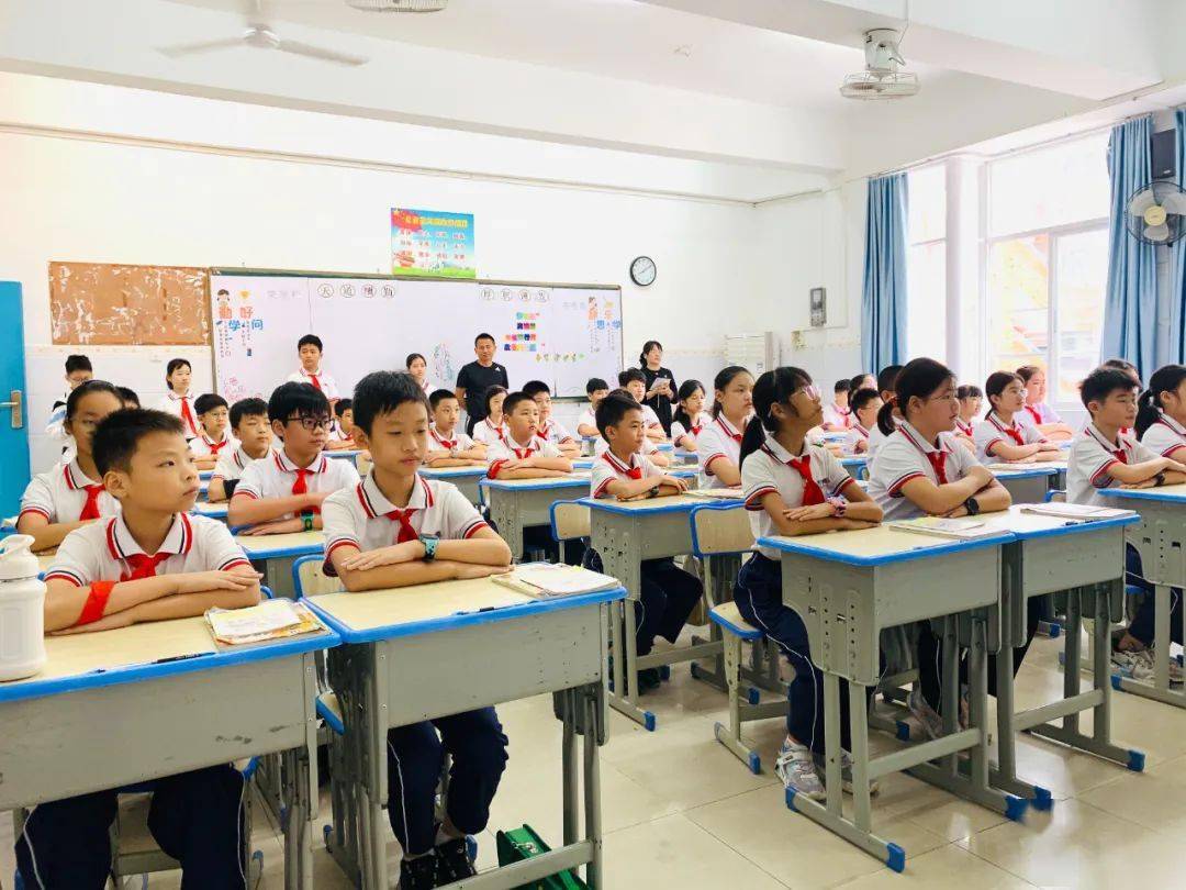 为单位开展,各年级统一指令,评比内容包括课前准备,师生问好,学生坐姿