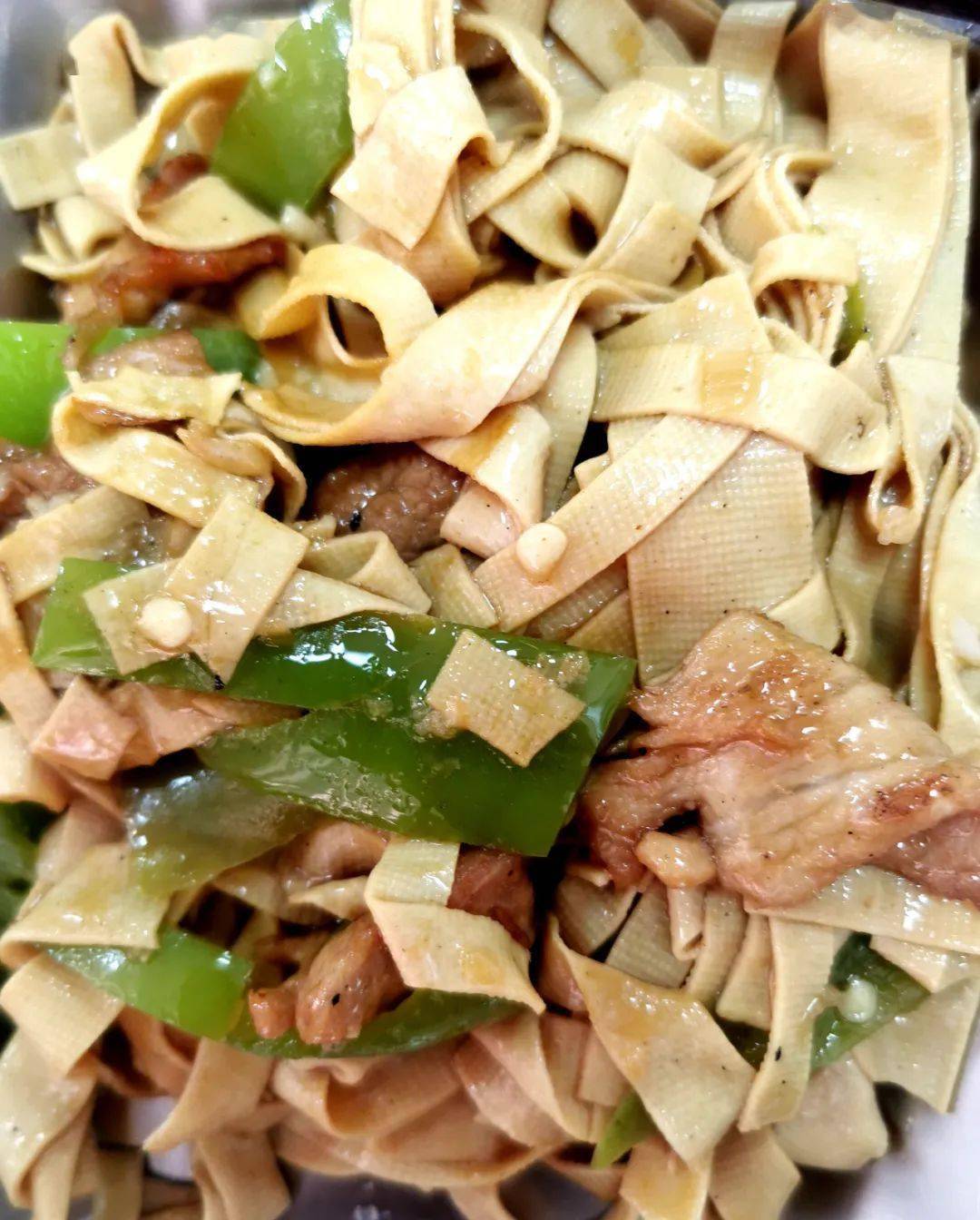 午餐两菜一汤副食红烧小翅根 紫菜蛋花汤主食白米饭晚餐副食熘肉