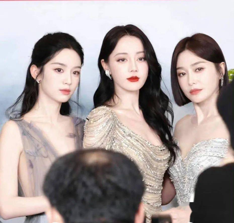 迪丽热巴秦岚周也合影 美女同框亲密贴贴超养眼_活动_品牌_来源
