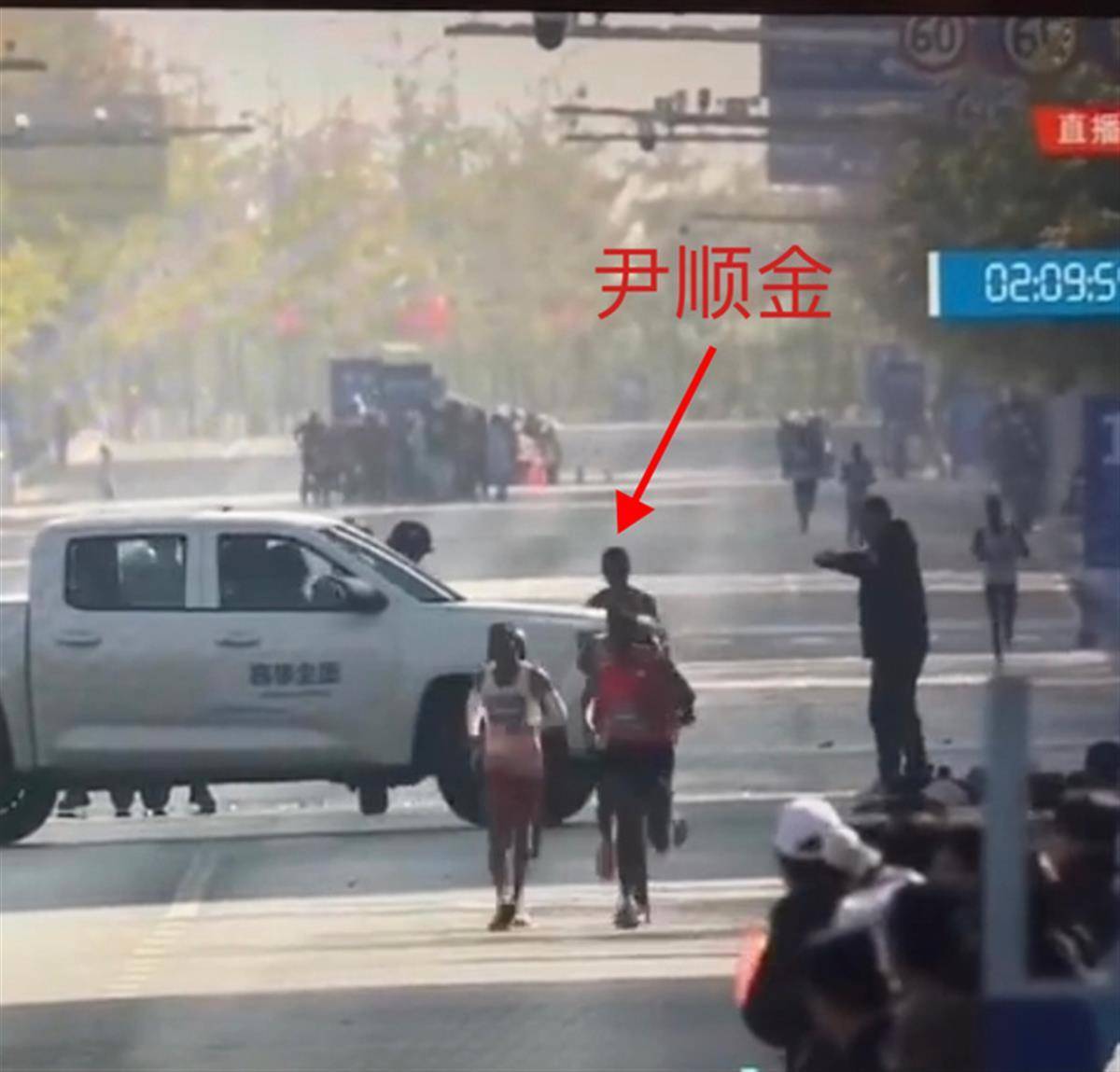 马拉松选手在冲刺阶段被车挡住,这样的遗憾真不该发生_比赛_参赛_尹顺金