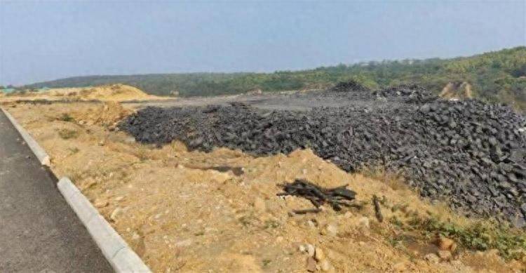 河南一省道被倾倒约9百吨矿渣，官方：来自附近煤矿，正处理