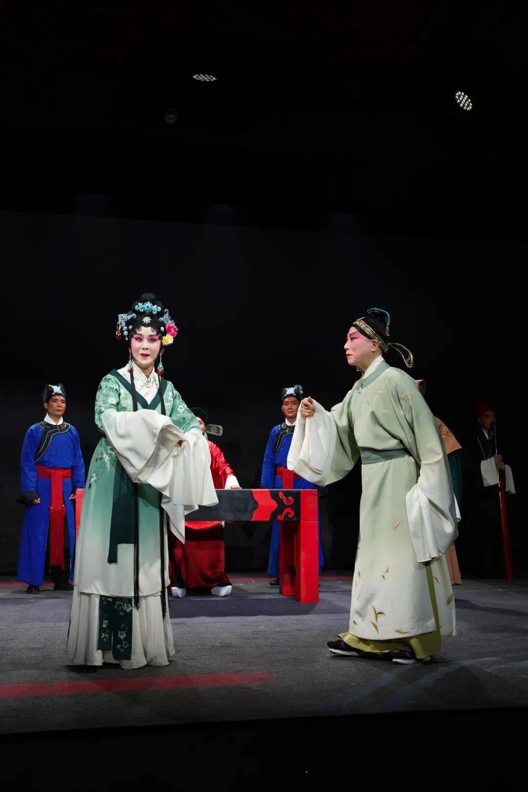 《吝啬鬼》剧组颁发了"优秀剧目"荣誉证书扫小程序二维码 一键购票