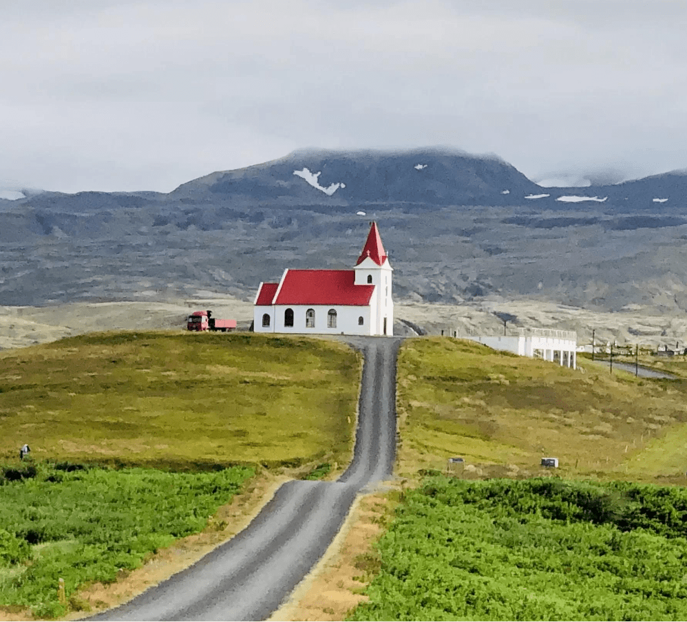 它是位于冰岛海德利桑的维克教堂,建于1903年,是世界上最早用水泥建造