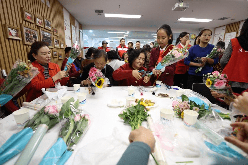 养固健·家团圆“遇见星期五”重阳健康志愿公益活动举办