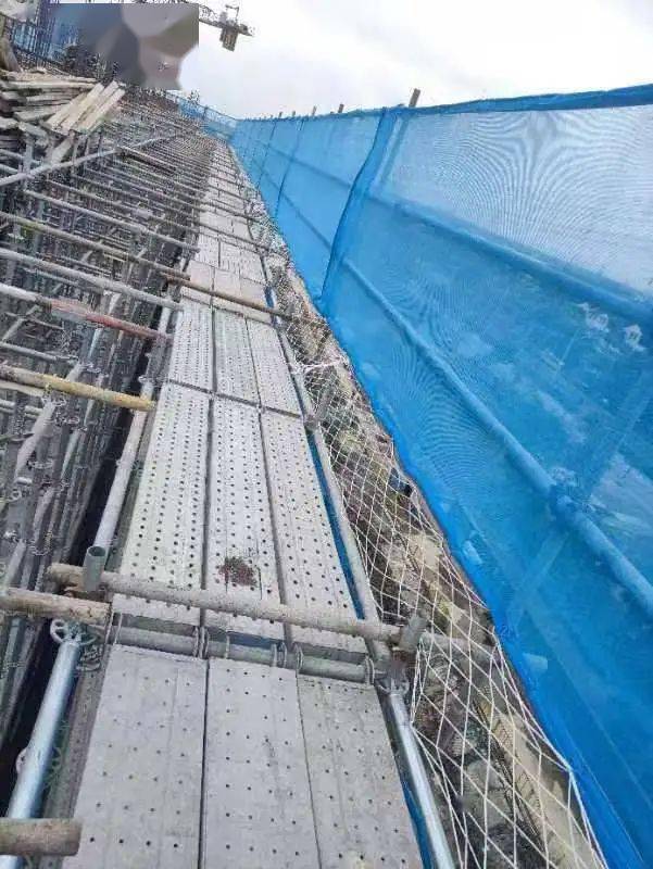 悬挑层临边防护怎么做?中建最新规范做法!_脚手架_项目_钢管