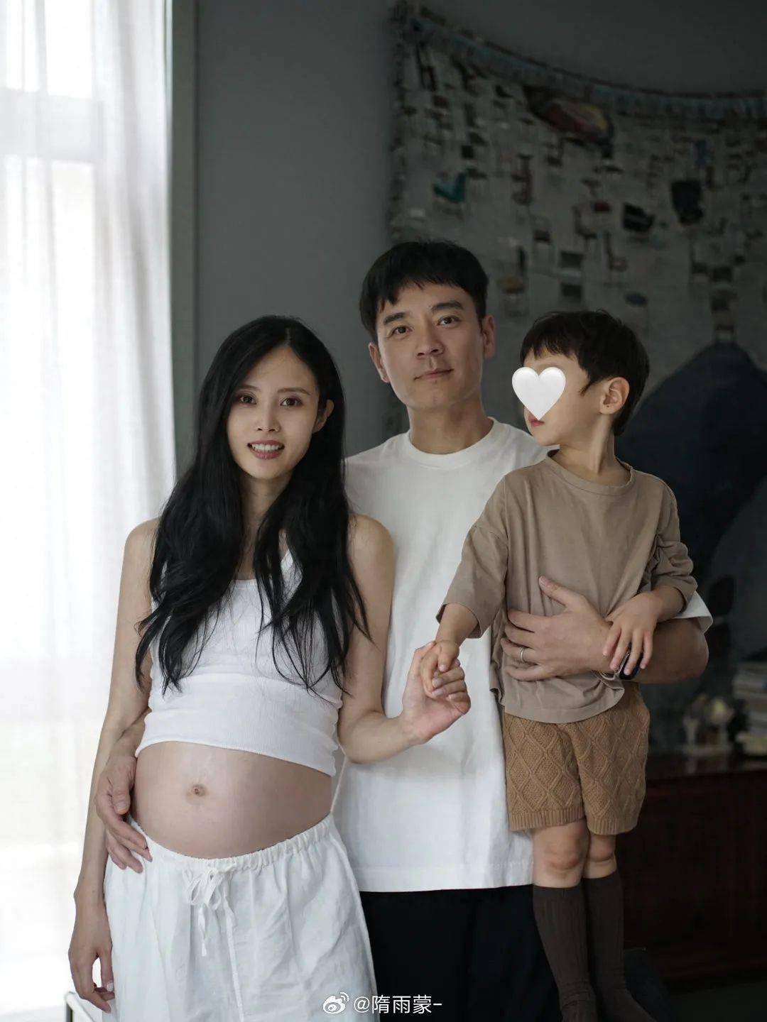 42岁李光洁官宣二胎得子,曝光宝宝正脸,90后娇妻产后腹部平坦