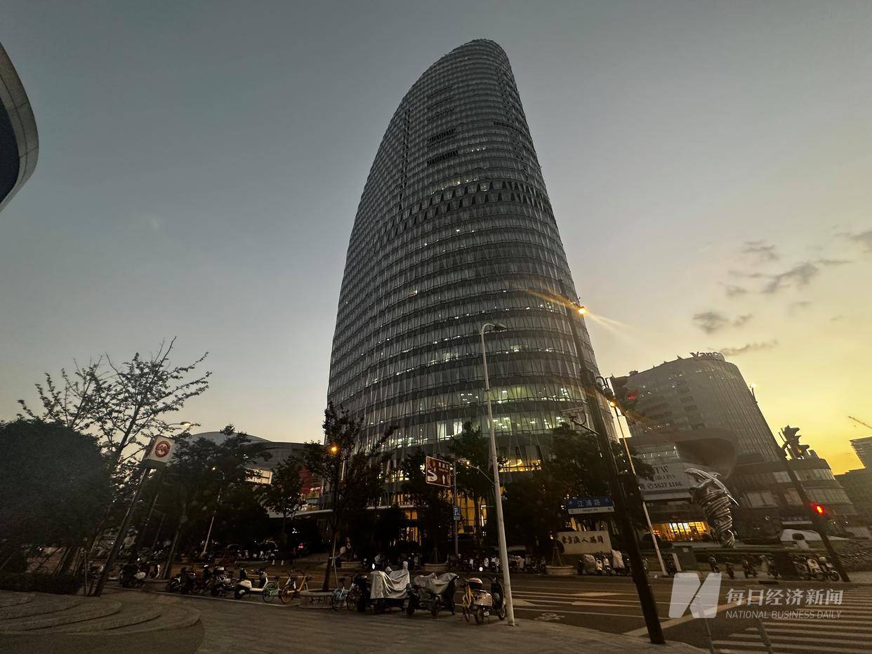 自从永嘉路35号搬迁至此,钟薛高曾在这栋大楼中租下3楼和23楼两层物业