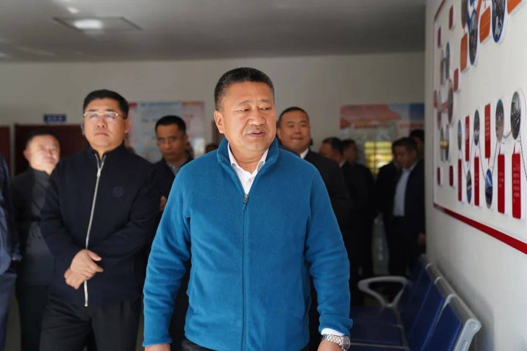 在查干湖镇图那嘎村,杨文慧认真听取了图那嘎村党支部领办土地股份