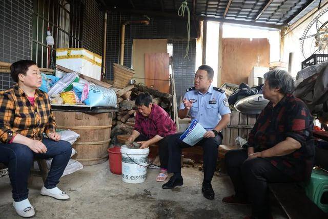余俊,35岁,现任重庆市涪陵区公安局武陵山派出所所长.