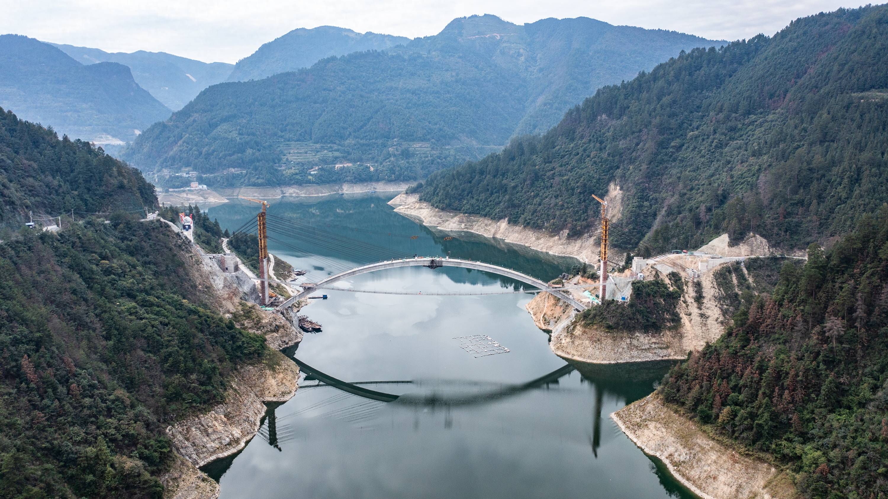 (社会)贵州剑河:锡绣大桥主拱圈顺利合龙_路桥_集团_无人机