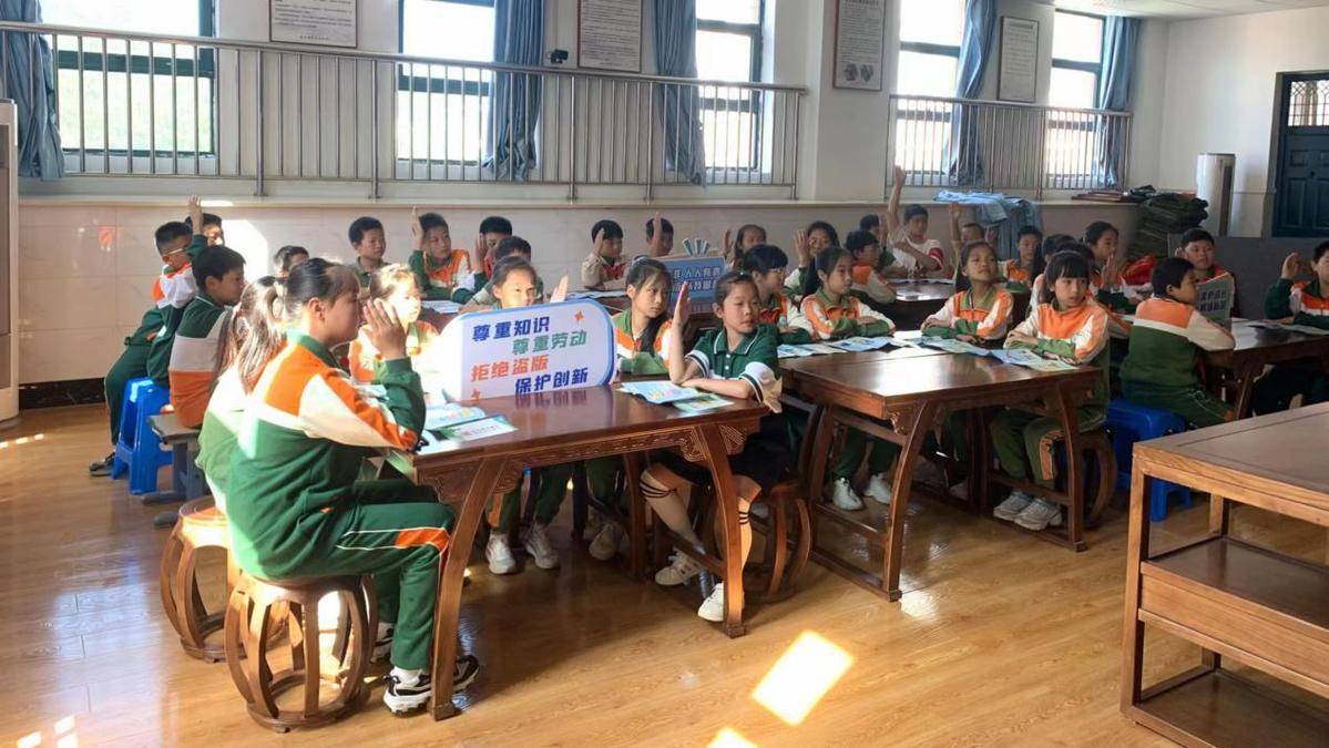 近日,航头镇新时代文明实践所和航头中心小学联合举办"国防教育润童心