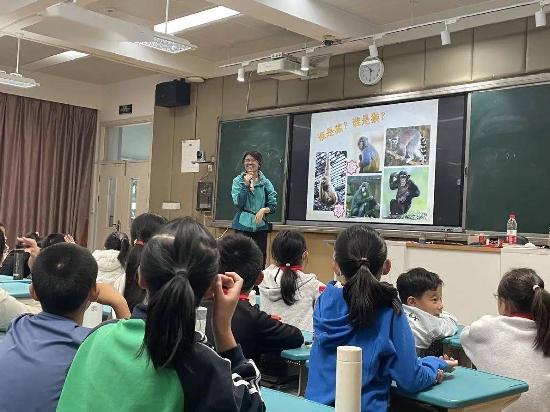 10月20日,杭州動物園的科普講師來到了求是新洲小學,為五年級的同學們