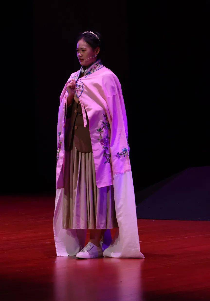 欧奕婷 饰 成年小艺闽南师范大学艺术学院音乐学专业.