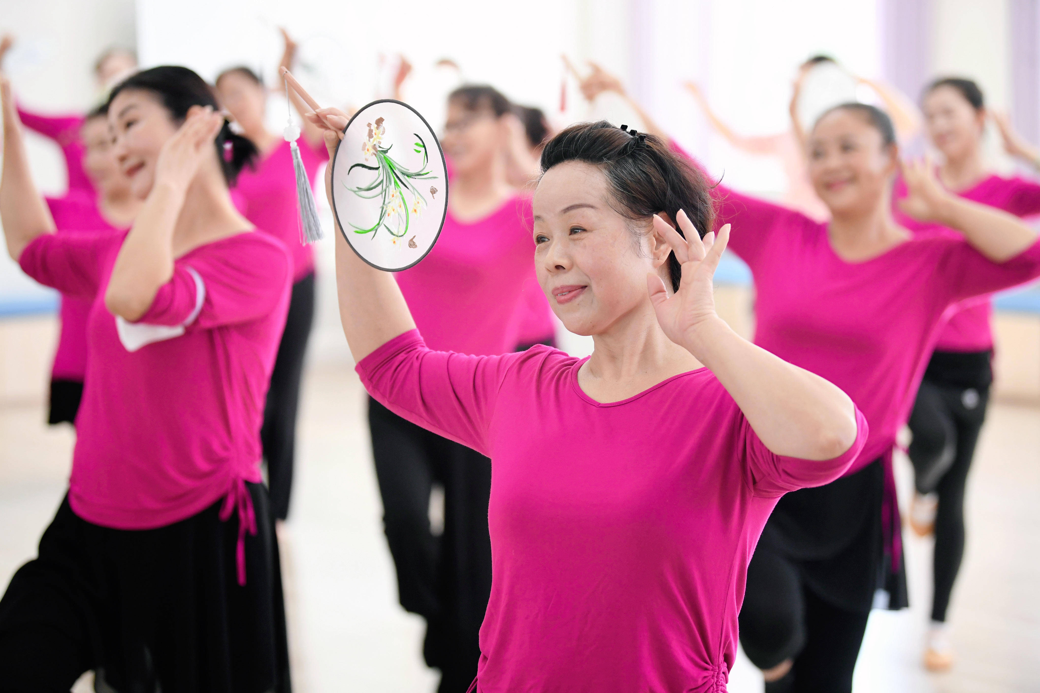 重阳节里老有所乐 老年大学唤醒多彩生活