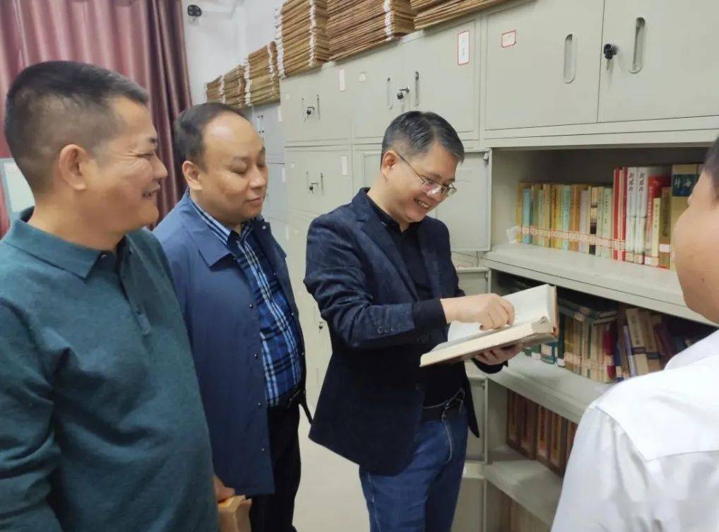 吴水旺一行先后参观了昌江区档案馆的大厅专题展,二