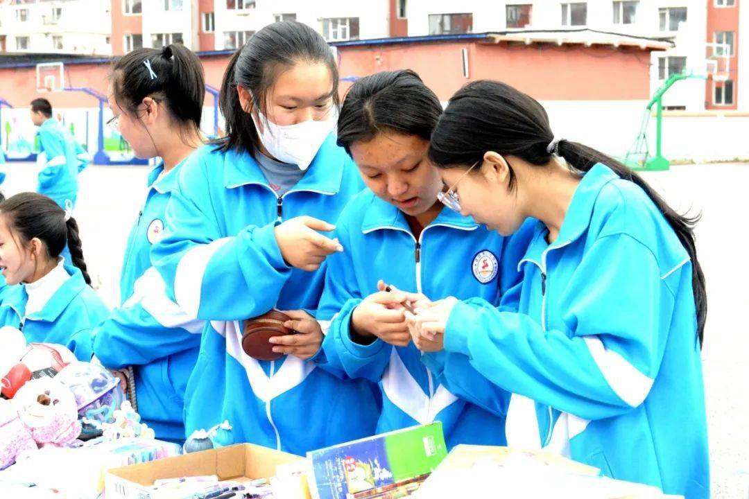 让爱传递 情满校园——通钢三中组织开展校园爱心义卖活动_社会主义