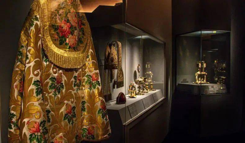 圣母院的宝藏",集中展示了120余件珍贵文物,包括用于存放荆棘王冠的